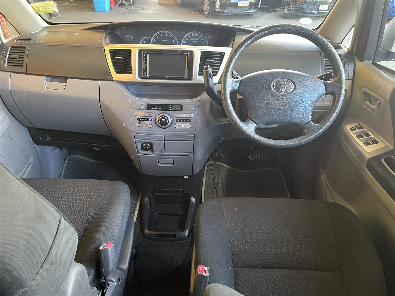 2005 Toyota noah