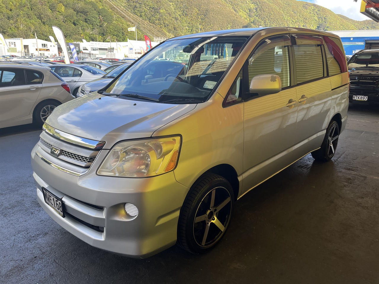 2005 Toyota noah