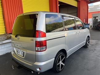 2005 Toyota noah - Thumbnail