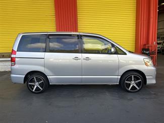 2005 Toyota noah - Thumbnail