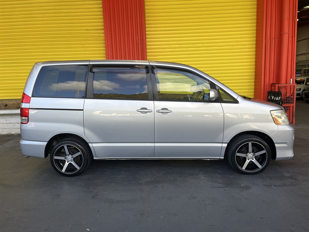 2005 Toyota noah