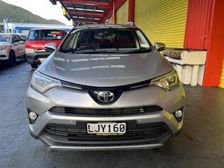 2018 Toyota RAV4 - Thumbnail