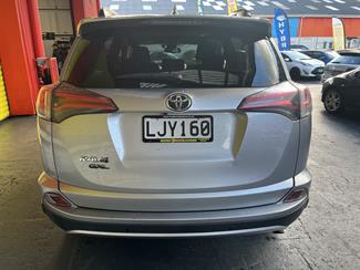 2018 Toyota RAV4 - Thumbnail