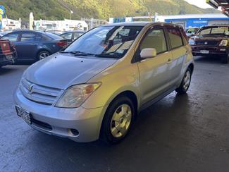 2004 Toyota IST - Thumbnail