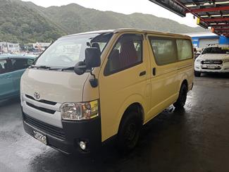 2016 Toyota REGIUS - Thumbnail