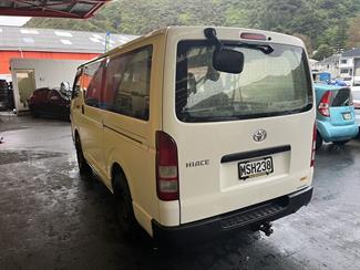 2016 Toyota REGIUS - Thumbnail