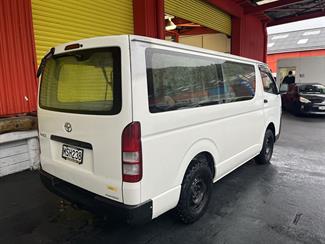 2016 Toyota REGIUS - Thumbnail