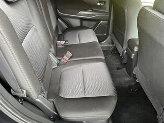 2017 Mitsubishi Outlander - Thumbnail