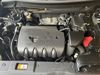 2017 Mitsubishi Outlander - Thumbnail