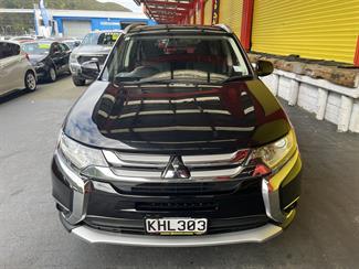 2017 Mitsubishi Outlander - Thumbnail