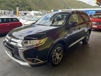 2017 Mitsubishi Outlander - Thumbnail
