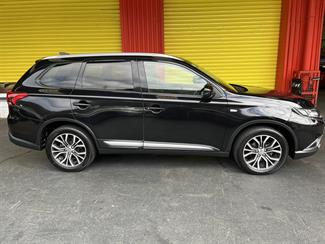 2017 Mitsubishi Outlander - Thumbnail