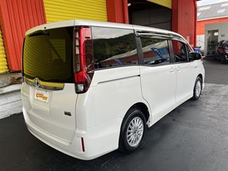 2015 Toyota Noah - Thumbnail
