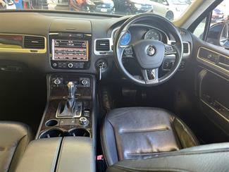 2012 Volkswagen Touareg - Thumbnail