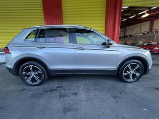 2017 Volkswagen Tiguan - Thumbnail