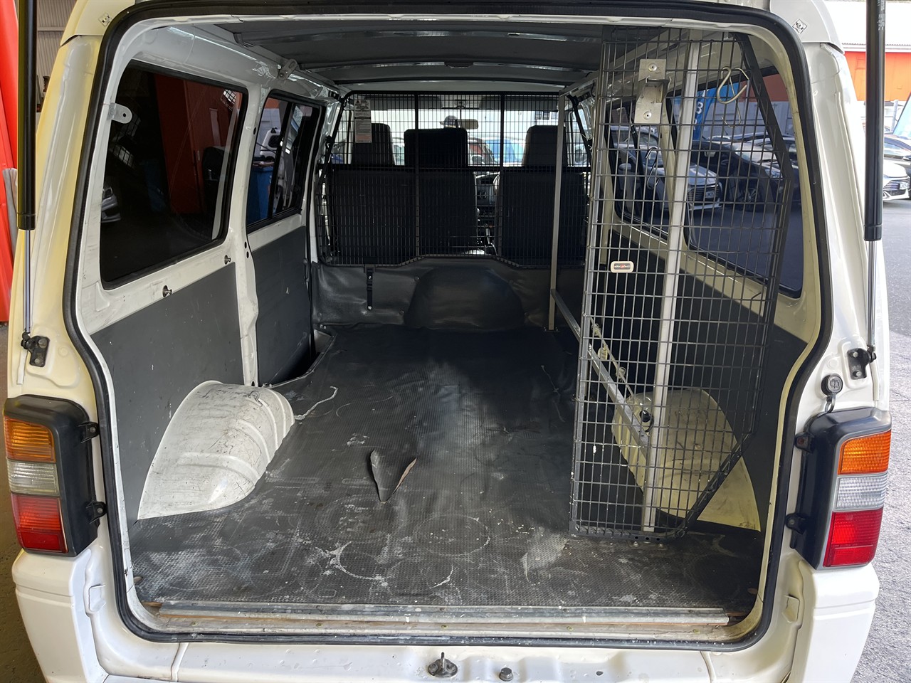 2013 Mitsubishi l300