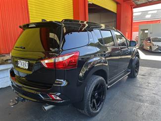 2021 Isuzu Mu-X - Thumbnail