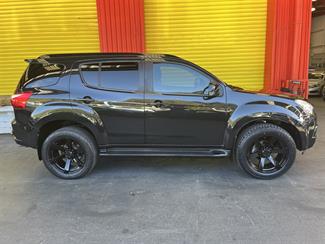 2021 Isuzu Mu-X - Thumbnail