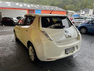 2016 Nissan LEAF - Thumbnail