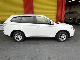2015 Mitsubishi Outlander - Thumbnail