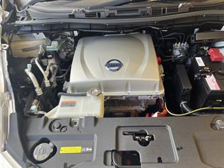 2014 Nissan LEAF - Thumbnail