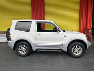 1999 Mitsubishi Pajero - Thumbnail
