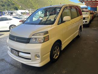 2004 Toyota Voxy - Thumbnail