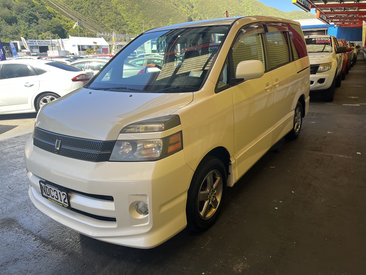 2004 Toyota Voxy