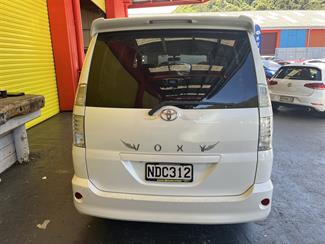 2004 Toyota Voxy - Thumbnail