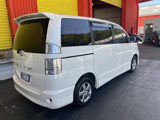2004 Toyota Voxy - Thumbnail