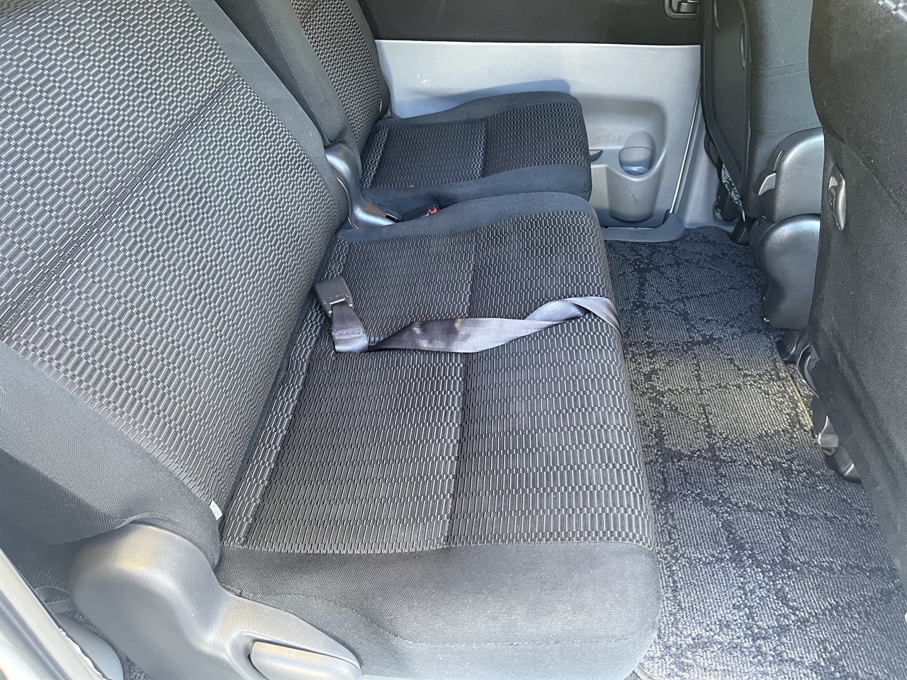 2004 Toyota Voxy