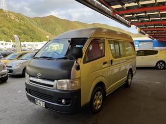 2005 Toyota REGIUS - Thumbnail