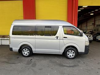 2005 Toyota REGIUS - Thumbnail