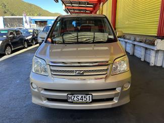 2004 Toyota noah - Thumbnail
