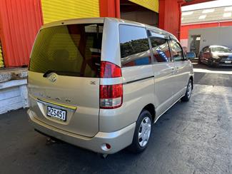 2004 Toyota noah - Thumbnail