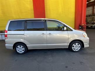 2004 Toyota noah - Thumbnail