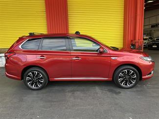 2016 Mitsubishi Outlander - Thumbnail