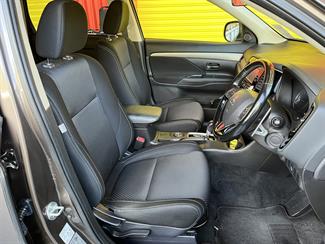 2015 Mitsubishi Outlander - Thumbnail