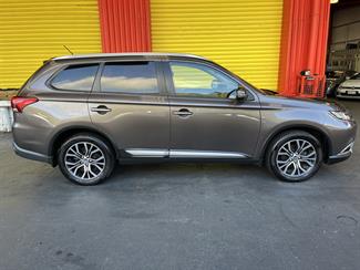 2015 Mitsubishi Outlander - Thumbnail
