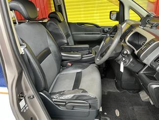 2005 Nissan Serena - Thumbnail