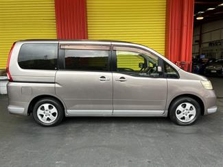 2005 Nissan Serena - Thumbnail
