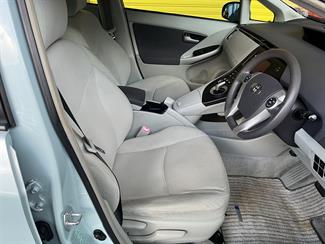 2010 Toyota Prius - Thumbnail