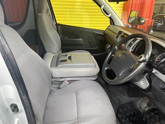 2005 Toyota Hiace - Thumbnail
