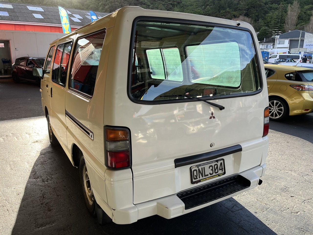 2015 Mitsubishi l300