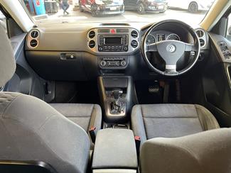 2010 Volkswagen Tiguan - Thumbnail