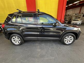 2010 Volkswagen Tiguan - Thumbnail