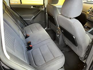 2010 Volkswagen Tiguan - Thumbnail