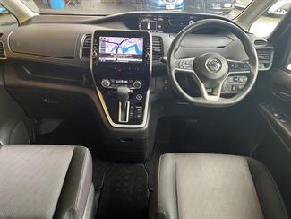 2016 Nissan Serena - Thumbnail