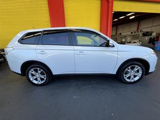 2014 Mitsubishi Outlander - Thumbnail