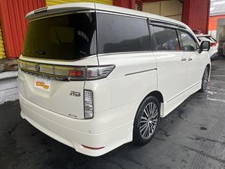 2015 Nissan ELGRAND - Thumbnail